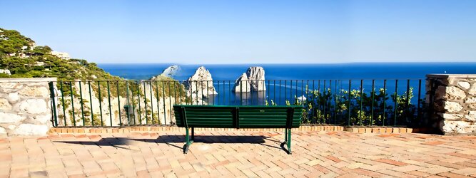 Trip Action Feriendestination - Capri ist eine blühende Insel mit weißen Gebäuden, die einen schönen Kontrast zum tiefen Blau des Meeres bilden. Die durchschnittlichen Frühlings- und Herbsttemperaturen liegen bei etwa 14°-16°C, die besten Reisemonate sind April, Mai, Juni, September und Oktober. Auch in den Wintermonaten sorgt das milde Klima für Wohlbefinden und eine üppige Vegetation. Die beliebtesten Orte für Capri Ferien, locken mit besten Angebote für Hotels und Ferienunterkünfte mit Werbeaktionen, Rabatten, Sonderangebote für Capri Urlaub buchen.