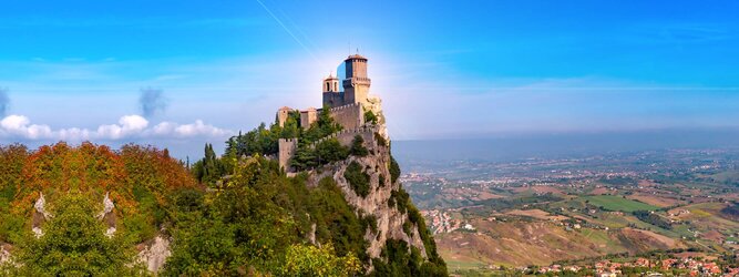 Action Angebote - San Marino – Hol ihn dir – den heißbegehrten Einreise-Stempel von San Marino. Nimm deinen Reisepass, besuche die örtliche Tourismusbehörde, hier wird die kleine Trophäe in dein Reisedokument gestempelt, es sieht gut aus und ist eine supertolle Urlaubserinnerung. Dieses neue Trendy-Reiselust-Souvenir passt ausgezeichnet zu den anderen außergewöhnlichen Stempeln deiner vergangenen Reisen. San Marino ist ein sehr interessanter Zwergstaat, eine Enklave, vollständig von Italien umgeben, eine der ältesten bestehenden Republiken und eines der reichsten Länder der Welt. Die beliebtesten Orte für Ferien in San Marino, locken mit besten Angebote für Hotels und Ferienunterkünfte mit Werbeaktionen, Rabatten, Sonderangebote für San Marino Urlaub buchen.